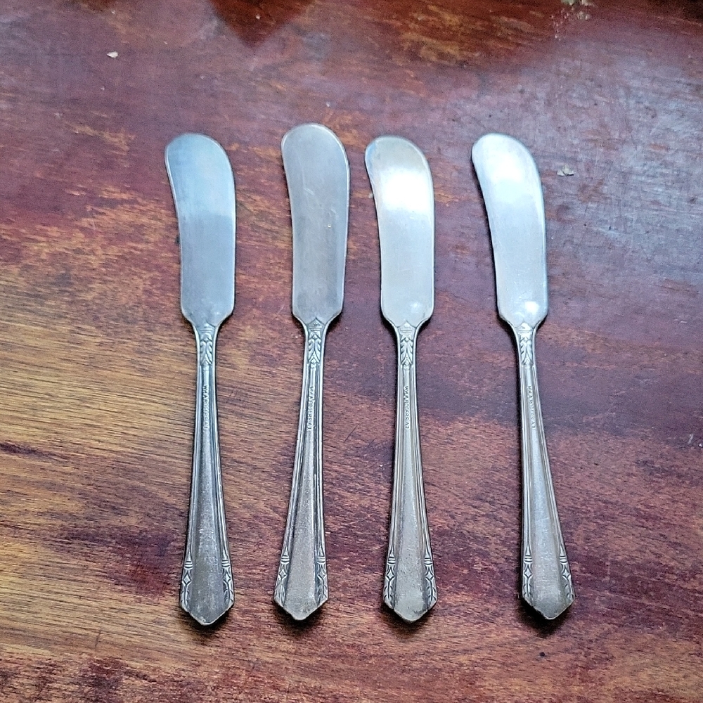 Set of Four WM A ROGERS A1 Silver plated Master Buttter Knives